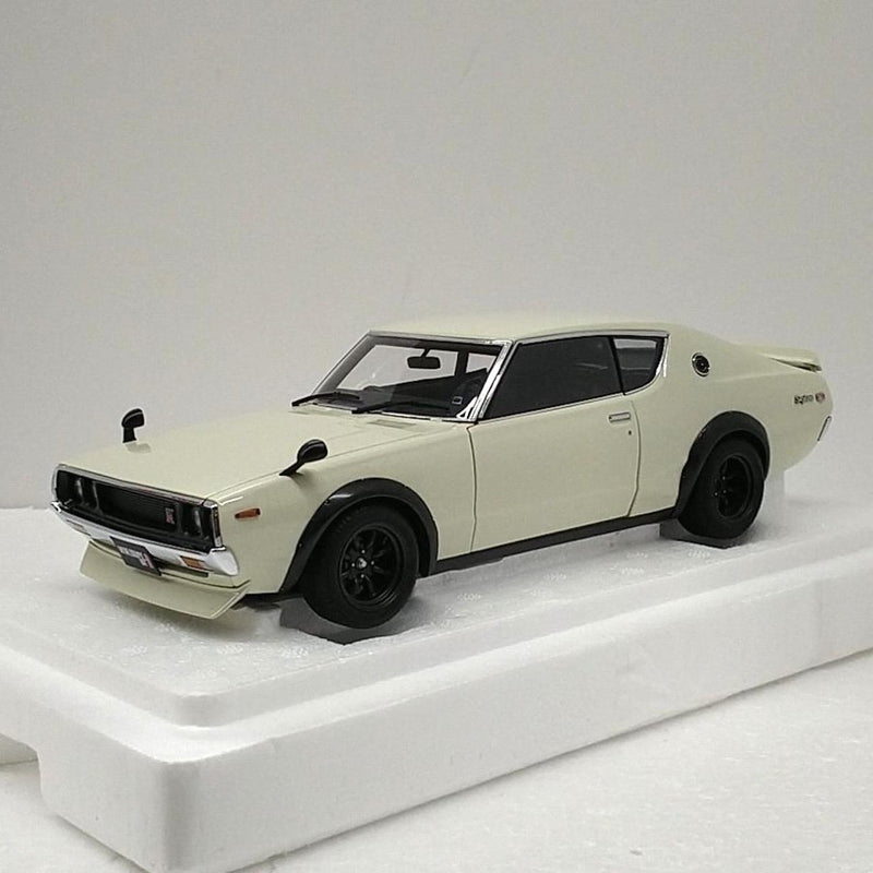 Load image into Gallery viewer, AUTOart Nissan Skyline 2000GT-R (KPGC110) 1/18 Scale Model Car– Used
