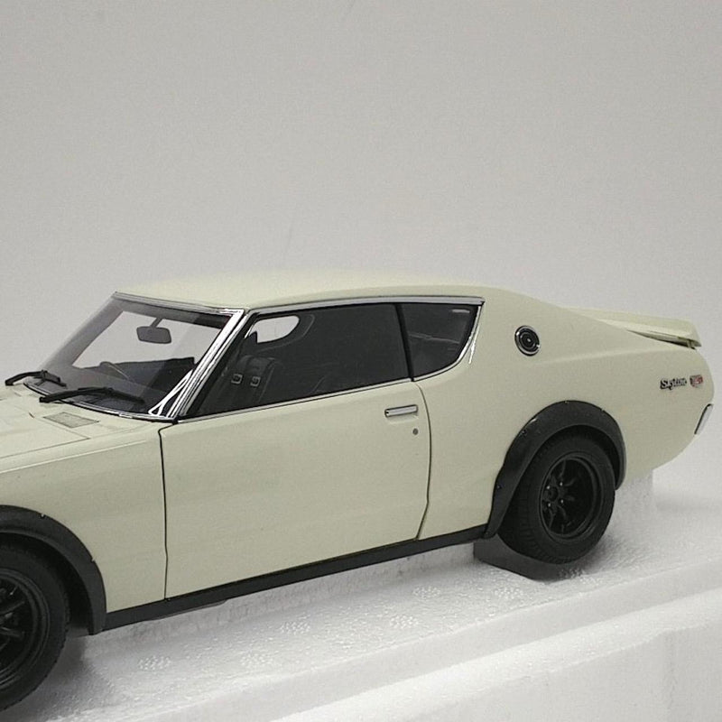 Load image into Gallery viewer, AUTOart Nissan Skyline 2000GT-R (KPGC110) 1/18 Scale Model Car– Used