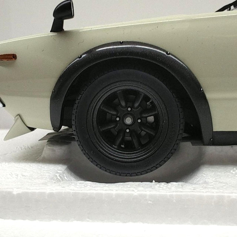 Load image into Gallery viewer, AUTOart Nissan Skyline 2000GT-R (KPGC110) 1/18 Scale Model Car– Used