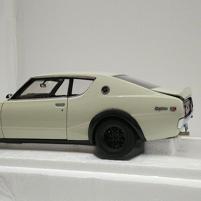 Load image into Gallery viewer, AUTOart Nissan Skyline 2000GT-R (KPGC110) 1/18 Scale Model Car– Used
