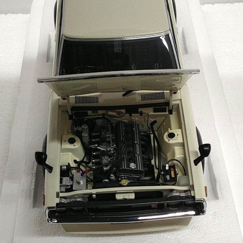 Load image into Gallery viewer, AUTOart Nissan Skyline 2000GT-R (KPGC110) 1/18 Scale Model Car– Used