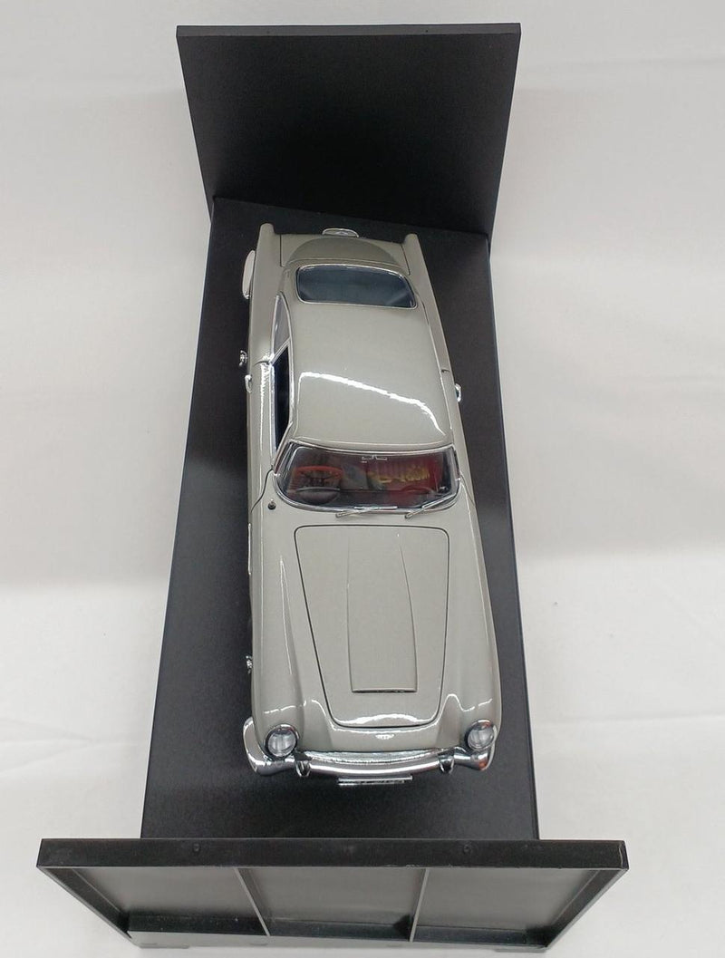Carica immagine in Galleria Viewer, AUTOart Aston Martin DB5 007 GOLD FINGER 1/18 Scale Model Car– Used