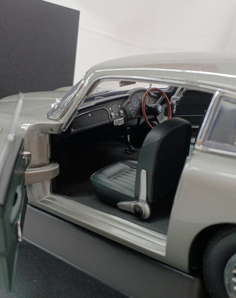 Carica immagine in Galleria Viewer, AUTOart Aston Martin DB5 007 GOLD FINGER 1/18 Scale Model Car– Used