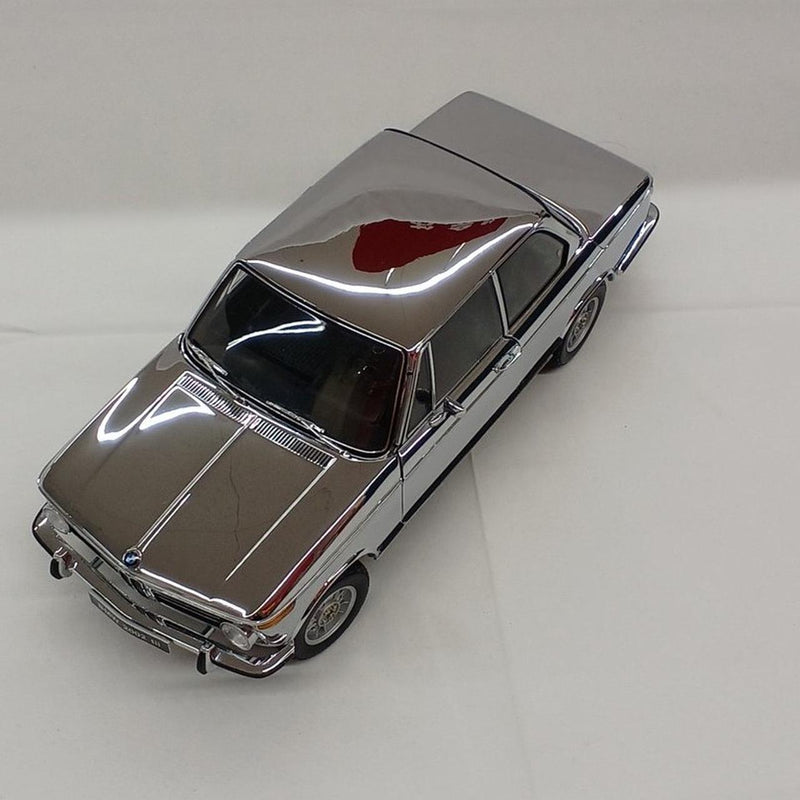 Laden Sie das Bild in Galerie -Viewer, KYOSHO 1/18 BMW 2002 tii Chrome Edition Diecast Model Car
