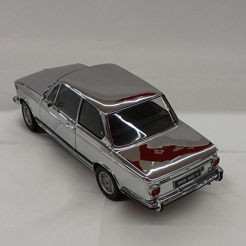 Laden Sie das Bild in Galerie -Viewer, KYOSHO 1/18 BMW 2002 tii Chrome Edition Diecast Model Car