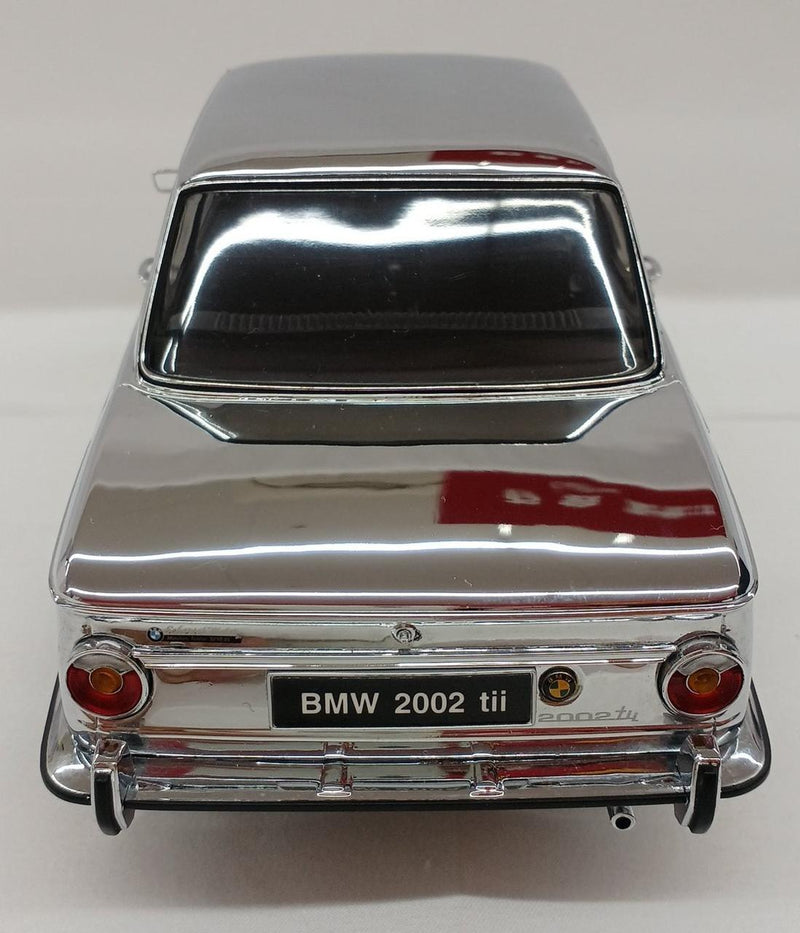 Laden Sie das Bild in Galerie -Viewer, KYOSHO 1/18 BMW 2002 tii Chrome Edition Diecast Model Car