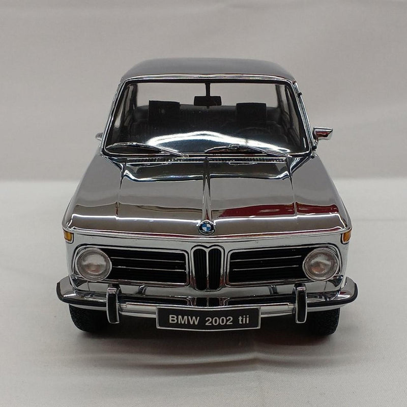 Laden Sie das Bild in Galerie -Viewer, KYOSHO 1/18 BMW 2002 tii Chrome Edition Diecast Model Car