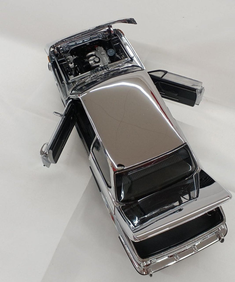 Laden Sie das Bild in Galerie -Viewer, KYOSHO 1/18 BMW 2002 tii Chrome Edition Diecast Model Car