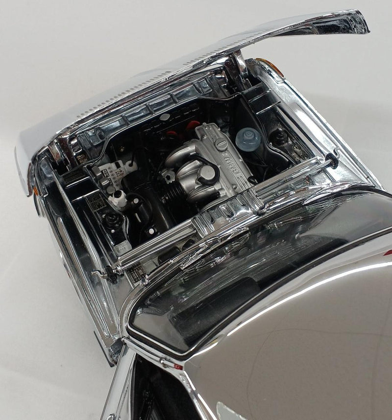 Laden Sie das Bild in Galerie -Viewer, KYOSHO 1/18 BMW 2002 tii Chrome Edition Diecast Model Car