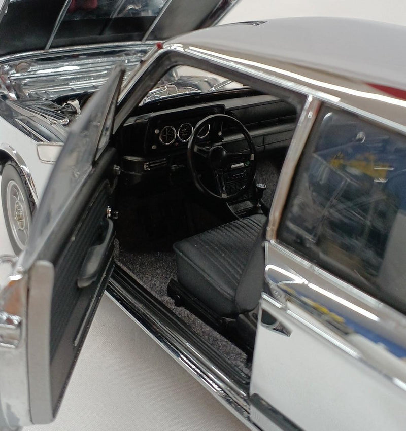 Laden Sie das Bild in Galerie -Viewer, KYOSHO 1/18 BMW 2002 tii Chrome Edition Diecast Model Car