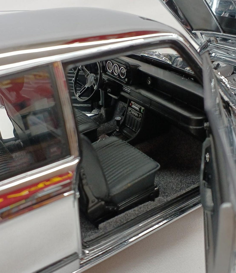 Laden Sie das Bild in Galerie -Viewer, KYOSHO 1/18 BMW 2002 tii Chrome Edition Diecast Model Car