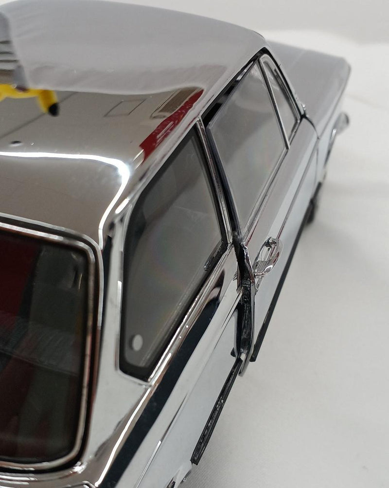 Laden Sie das Bild in Galerie -Viewer, KYOSHO 1/18 BMW 2002 tii Chrome Edition Diecast Model Car