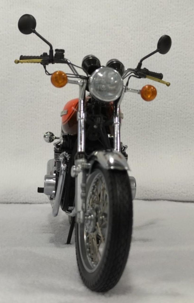 Laden Sie das Bild in Galerie -Viewer, MINICHAMPS 1/12 Kawasaki Z1 900 Diecast Motorcycle Model