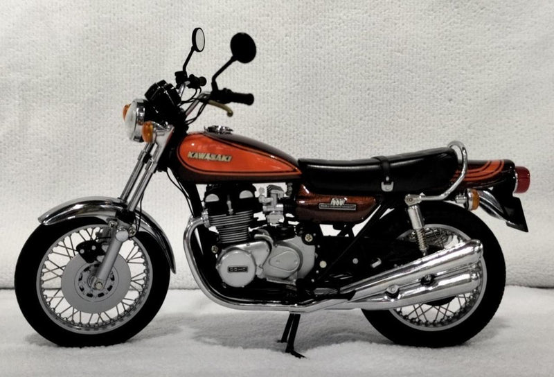 Laden Sie das Bild in Galerie -Viewer, MINICHAMPS 1/12 Kawasaki Z1 900 Diecast Motorcycle Model