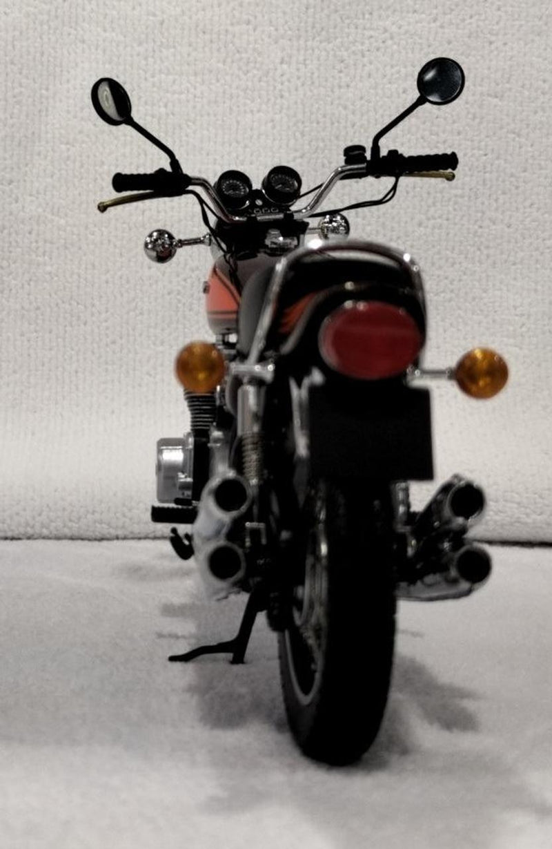 Laden Sie das Bild in Galerie -Viewer, MINICHAMPS 1/12 Kawasaki Z1 900 Diecast Motorcycle Model