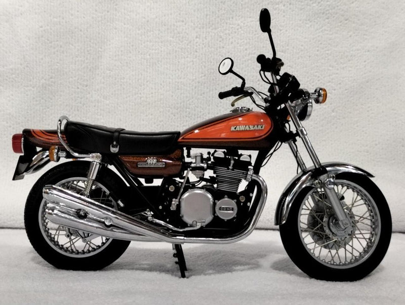 Laden Sie das Bild in Galerie -Viewer, MINICHAMPS 1/12 Kawasaki Z1 900 Diecast Motorcycle Model