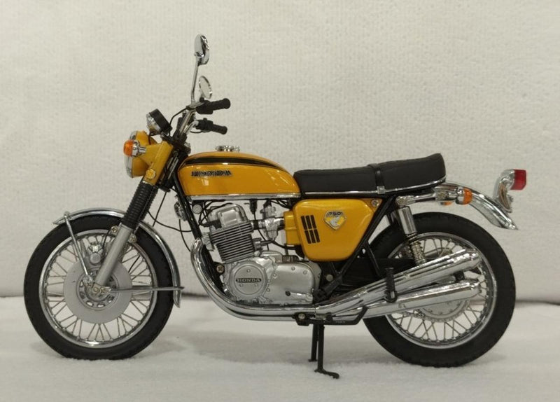 Laden Sie das Bild in Galerie -Viewer, MINICHAMPS Honda CB 750 Diecast Motorcycle Model