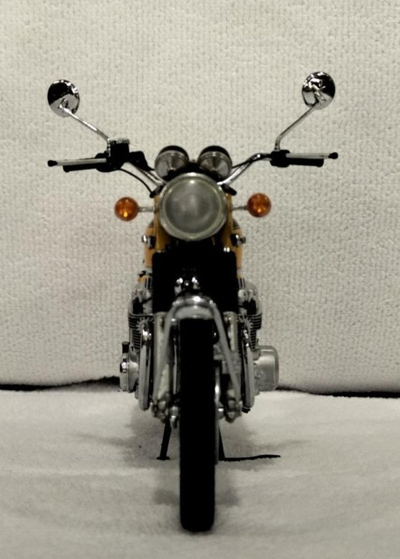 Laden Sie das Bild in Galerie -Viewer, MINICHAMPS Honda CB 750 Diecast Motorcycle Model