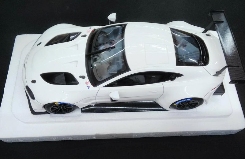 Laden Sie das Bild in Galerie -Viewer, AUTOart Aston Martin Vantage GTE 2018 White 1/18 Scale Car– Used
