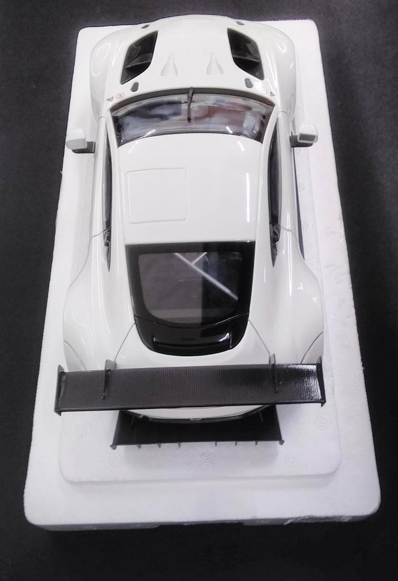 Laden Sie das Bild in Galerie -Viewer, AUTOart Aston Martin Vantage GTE 2018 White 1/18 Scale Car– Used