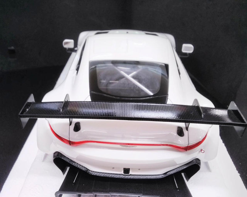 Laden Sie das Bild in Galerie -Viewer, AUTOart Aston Martin Vantage GTE 2018 White 1/18 Scale Car– Used
