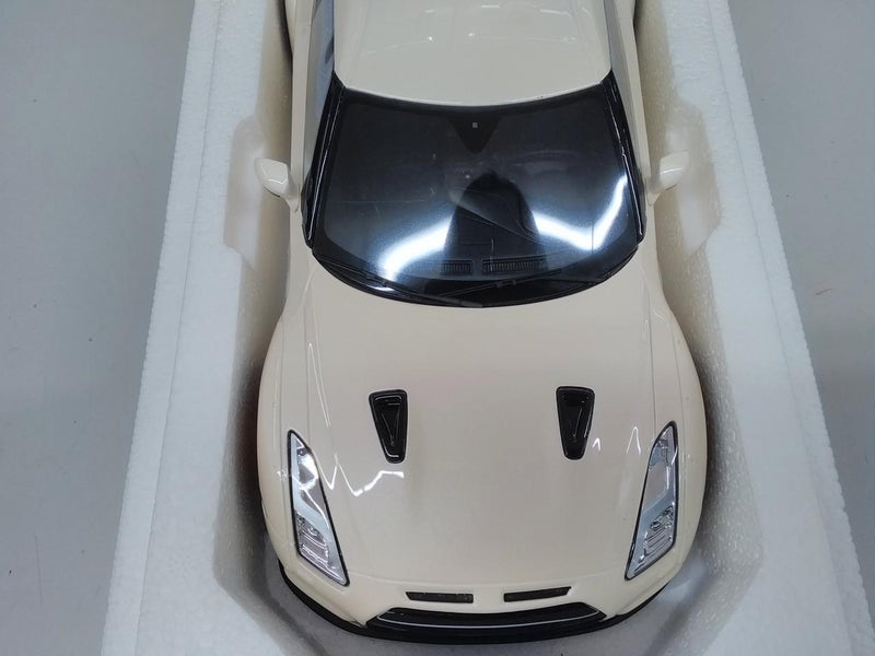 Load image into Gallery viewer, AUTOart GT-R R35 White 1/18 Scale Model Car– Used