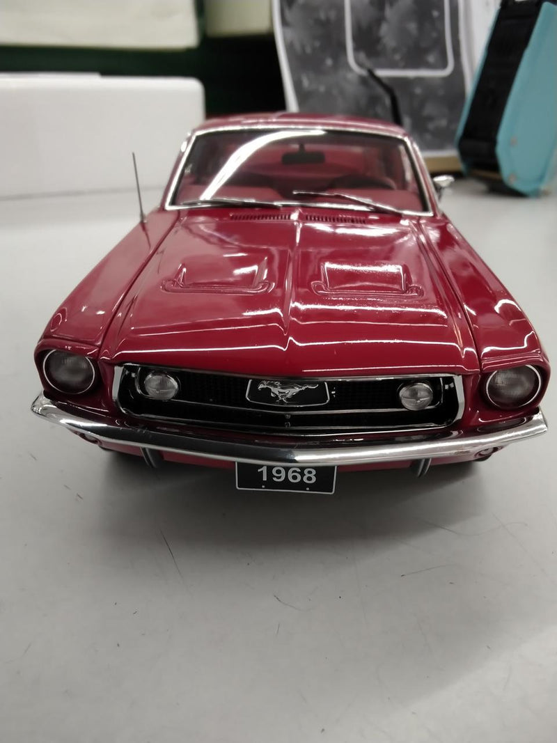 Laden Sie das Bild in Galerie -Viewer, AUTOart 1/18 FORD MUSTANG GT (RED)– Used