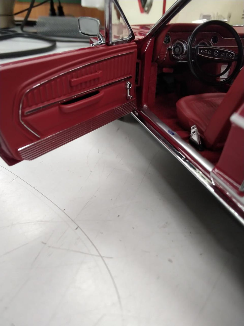 Laden Sie das Bild in Galerie -Viewer, AUTOart 1/18 FORD MUSTANG GT (RED)– Used