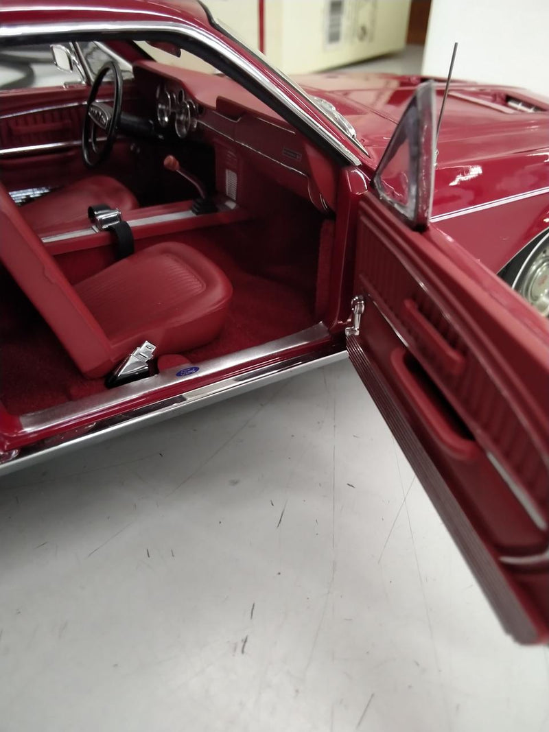 Laden Sie das Bild in Galerie -Viewer, AUTOart 1/18 FORD MUSTANG GT (RED)– Used