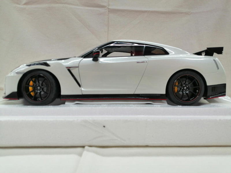 Laden Sie das Bild in Galerie -Viewer, AUTOart 1/18 Nissan GT-R (R35) Nismo Special Edition (Brilliant White Pearl)– Used