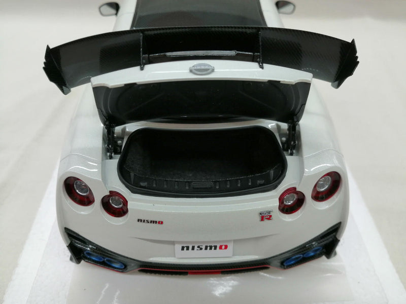 Laden Sie das Bild in Galerie -Viewer, AUTOart 1/18 Nissan GT-R (R35) Nismo Special Edition (Brilliant White Pearl)– Used