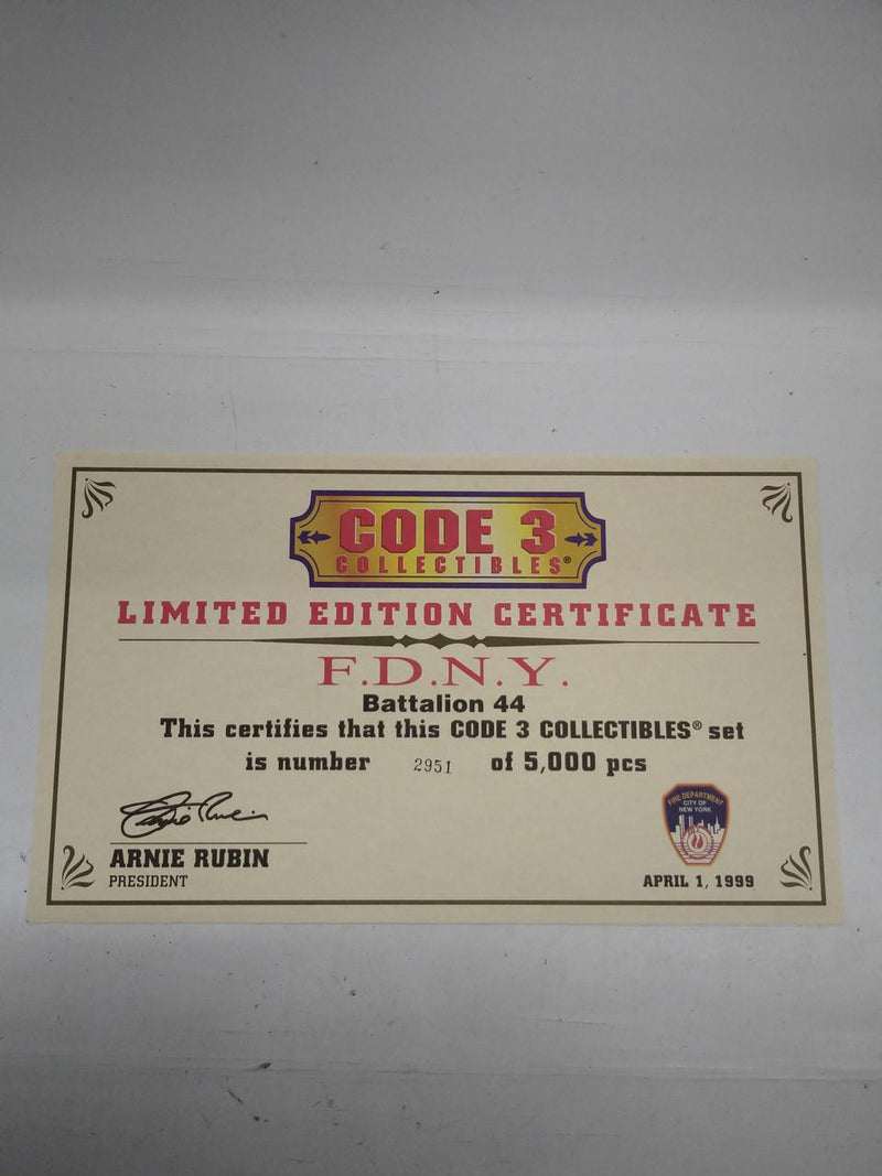 Laden Sie das Bild in Galerie -Viewer, CODE 3 12821 F.D.N.Y. BATTALION 44 1/64 Scale Model– Used