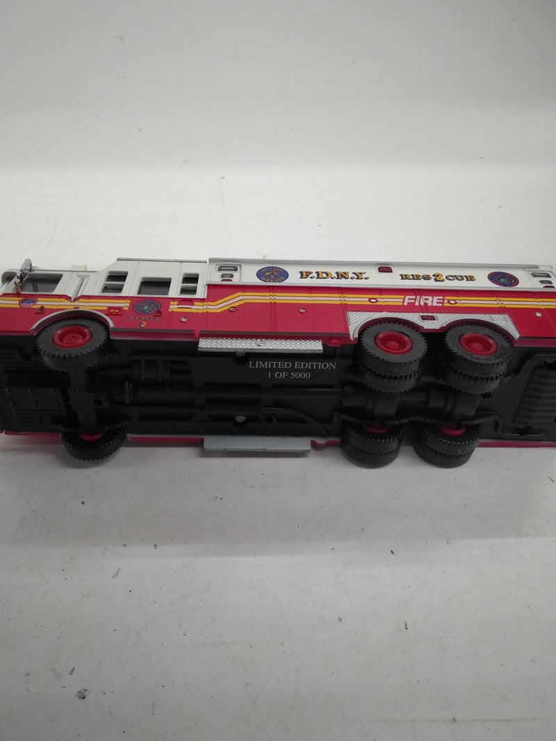 Laden Sie das Bild in Galerie -Viewer, CODE 3 12821 F.D.N.Y. BATTALION 44 1/64 Scale Model– Used