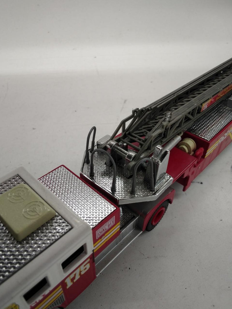 Laden Sie das Bild in Galerie -Viewer, CODE 3 12821 F.D.N.Y. BATTALION 44 1/64 Scale Model– Used