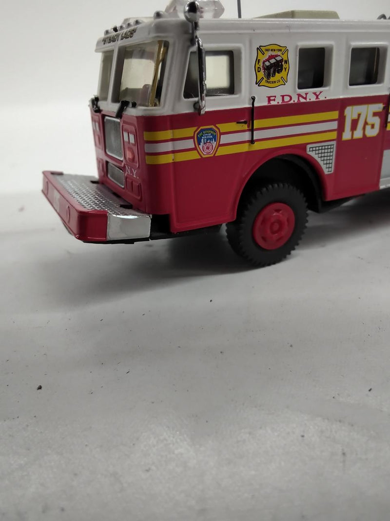 Laden Sie das Bild in Galerie -Viewer, CODE 3 12821 F.D.N.Y. BATTALION 44 1/64 Scale Model– Used