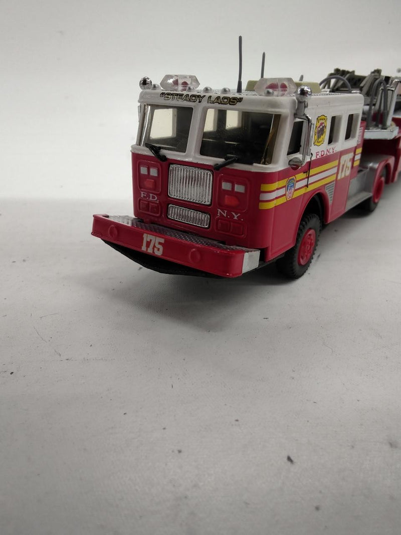 Laden Sie das Bild in Galerie -Viewer, CODE 3 12821 F.D.N.Y. BATTALION 44 1/64 Scale Model– Used