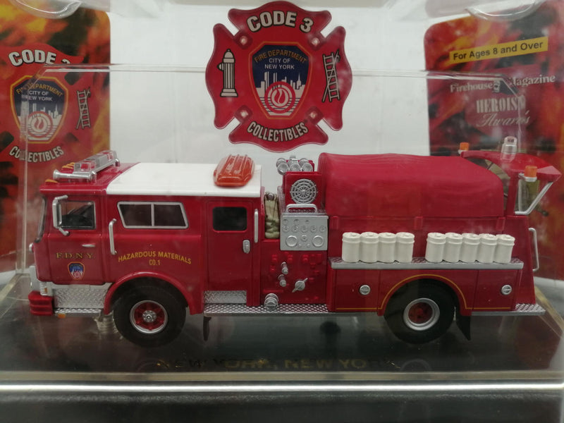 Laden Sie das Bild in Galerie -Viewer, CODE 3 COLLECTIBLES 1/64 NEW YORK, NEW YORK Fire Engine Diecast Model– Used