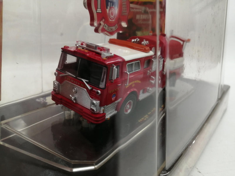 Laden Sie das Bild in Galerie -Viewer, CODE 3 COLLECTIBLES 1/64 NEW YORK, NEW YORK Fire Engine Diecast Model– Used