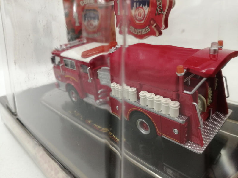 Laden Sie das Bild in Galerie -Viewer, CODE 3 COLLECTIBLES 1/64 NEW YORK, NEW YORK Fire Engine Diecast Model– Used