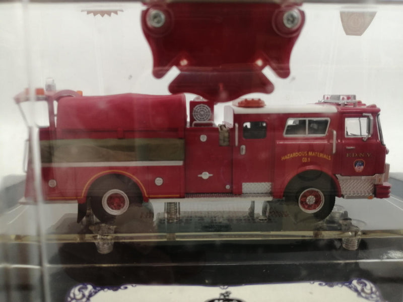 Laden Sie das Bild in Galerie -Viewer, CODE 3 COLLECTIBLES 1/64 NEW YORK, NEW YORK Fire Engine Diecast Model– Used
