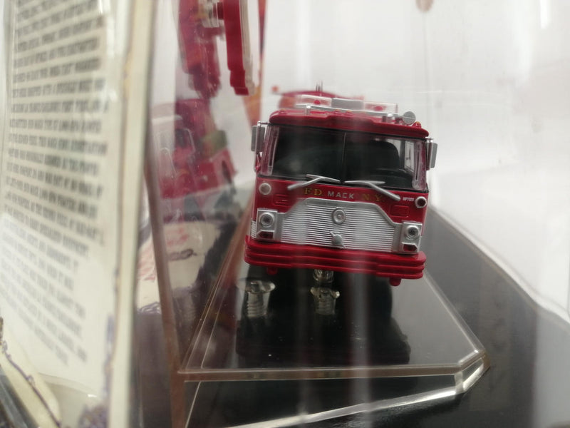 Laden Sie das Bild in Galerie -Viewer, CODE 3 COLLECTIBLES 1/64 NEW YORK, NEW YORK Fire Engine Diecast Model– Used