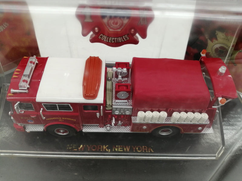 Laden Sie das Bild in Galerie -Viewer, CODE 3 COLLECTIBLES 1/64 NEW YORK, NEW YORK Fire Engine Diecast Model– Used