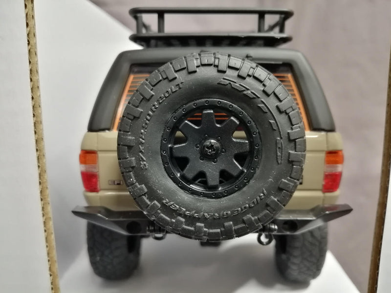 Laden Sie das Bild in Galerie -Viewer, KYOSHO Toyota Hilux Surf Quicksand Mini-Z - Used
