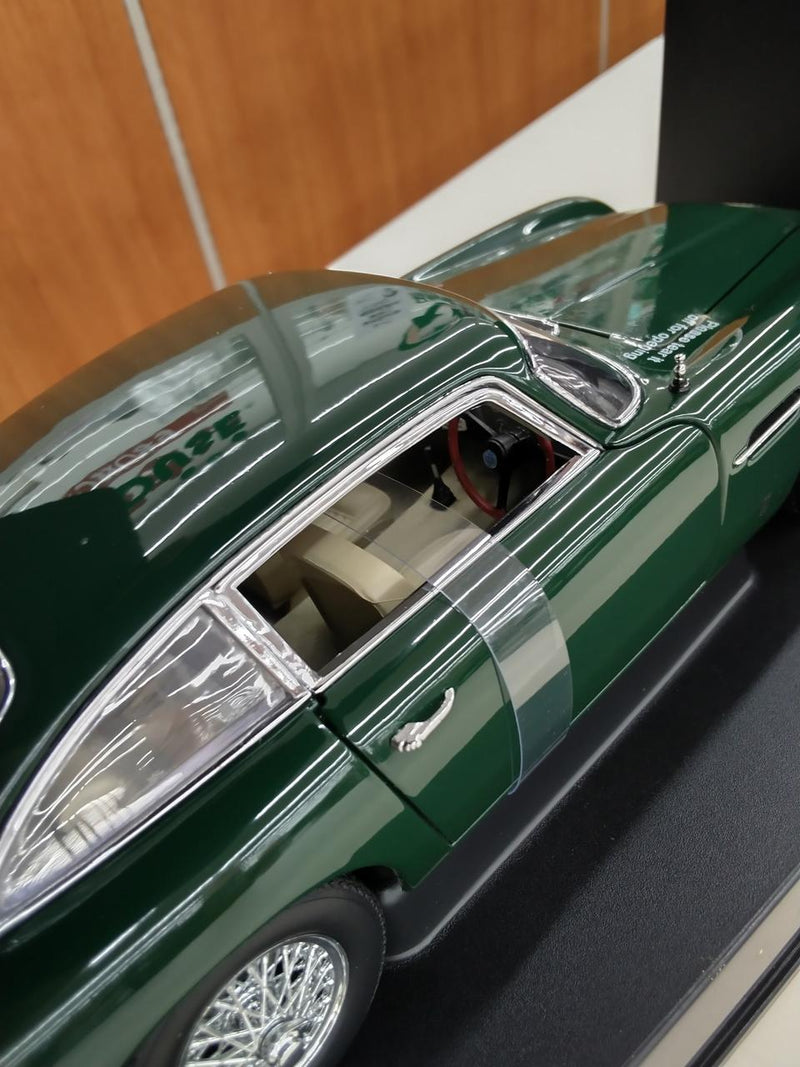 Carica immagine in Galleria Viewer, AUTOart ASTON MARTIN DB5 (GREEN RHD) 1/18 Scale Model Car– Used