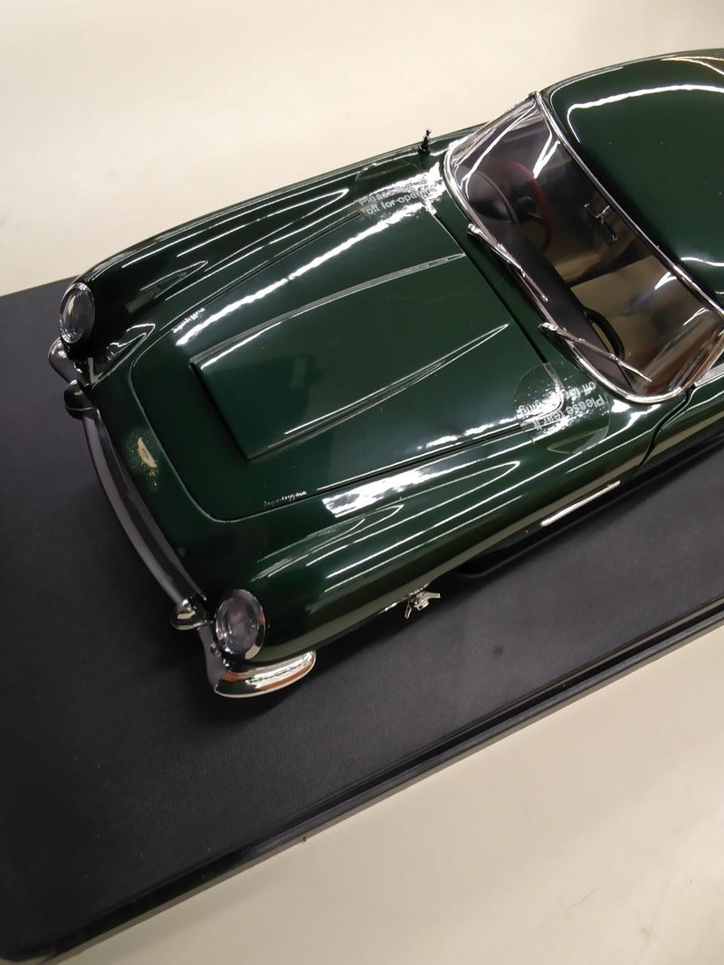 Carica immagine in Galleria Viewer, AUTOart ASTON MARTIN DB5 (GREEN RHD) 1/18 Scale Model Car– Used