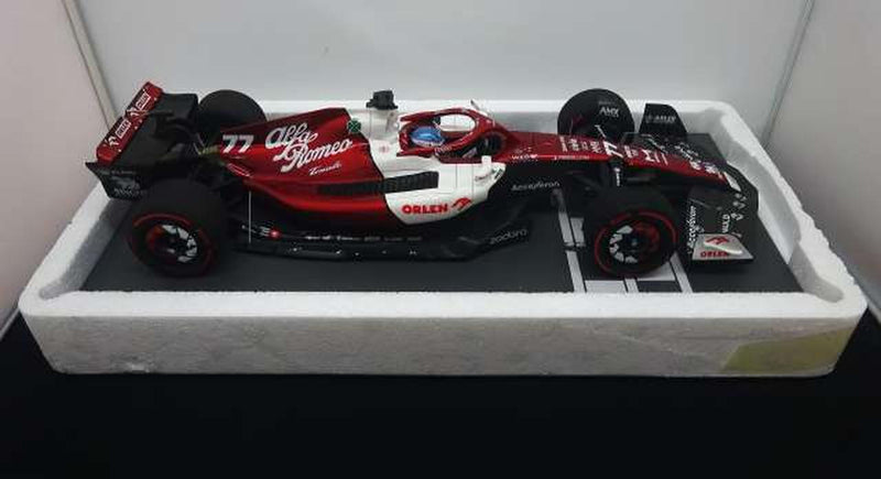 Chargez l'image dans la visionneuse de la galerie, MINICHAMPS Bahrain GP 2022 Alfa Romeo C42 1/43 Scale Model Car– Used