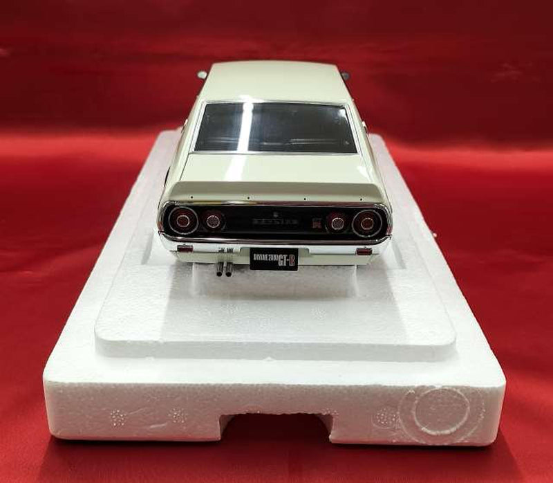 Chargez l'image dans la visionneuse de la galerie, AUTOart Nissan Skyline 2000 GT-R KPGC110 (White) 1/18 Scale Car– Used
