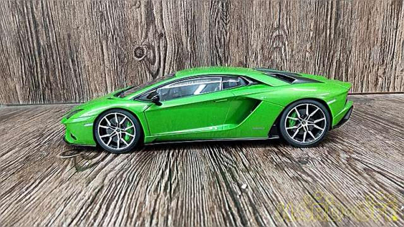 Load image into Gallery viewer, AUTOART LAMBORGHINI AVENTADOR S 1/18 Scale Model Car– Used