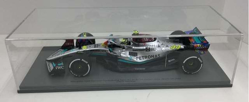 Laden Sie das Bild in Galerie -Viewer, SPARK 18S765 Mercedes-AMG Petronas F1 W12 1/18 Scale Car– Used
