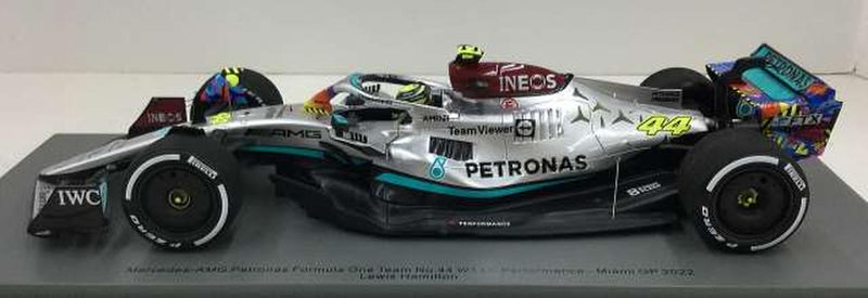 Laden Sie das Bild in Galerie -Viewer, SPARK 18S765 Mercedes-AMG Petronas F1 W12 1/18 Scale Car– Used